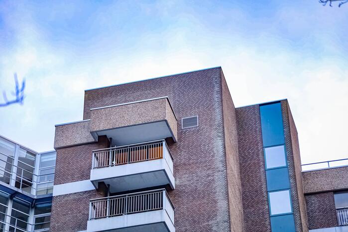 Brand in liftmachinekamer op elfde etage de Koperhorst