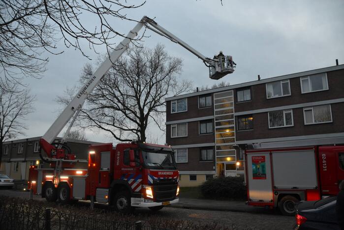 Stuk daklijst dreigt van gebouw te waaien