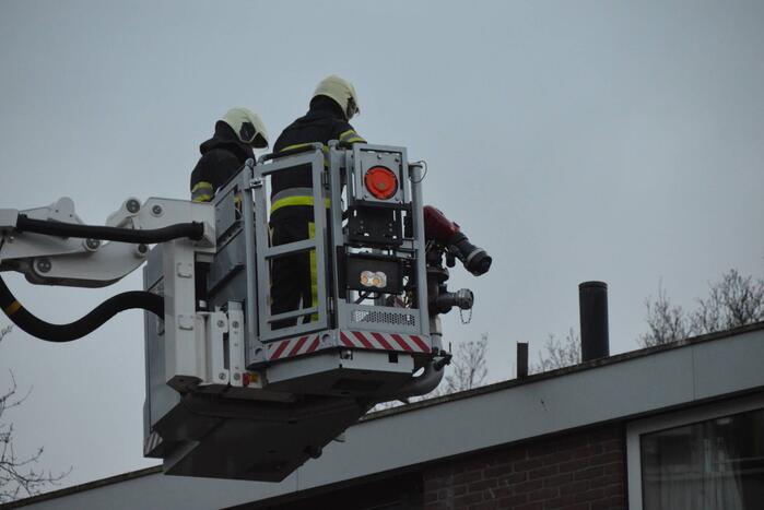 Stuk daklijst dreigt van gebouw te waaien
