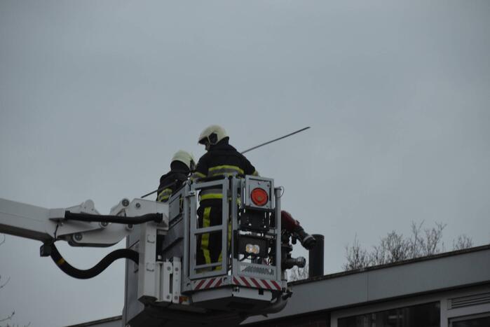 Stuk daklijst dreigt van gebouw te waaien
