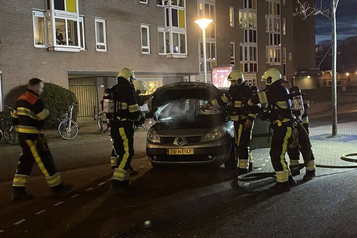 Veel rookontwikkeling door brand in auto