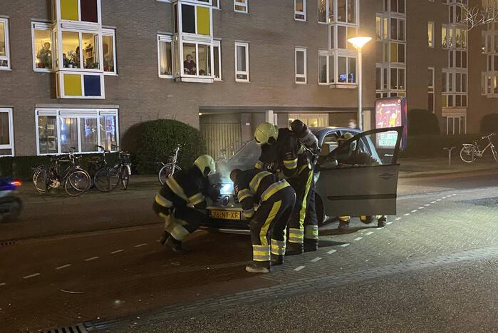 Veel rookontwikkeling door brand in auto