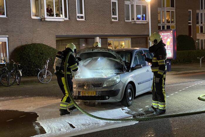 Veel rookontwikkeling door brand in auto