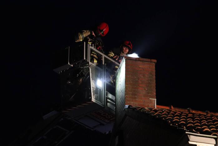 Brandweer veegt schoorsteen na brandmelding