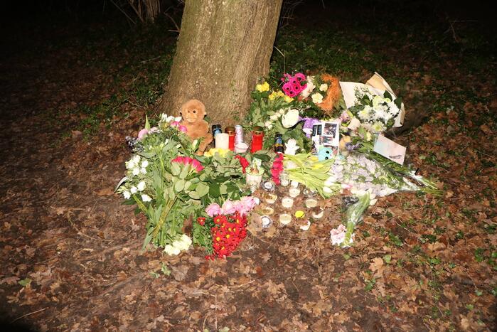 Bloemen en knuffels neergelegd voor overleden meisje