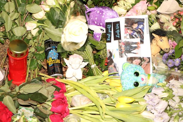 Bloemen en knuffels neergelegd voor overleden meisje