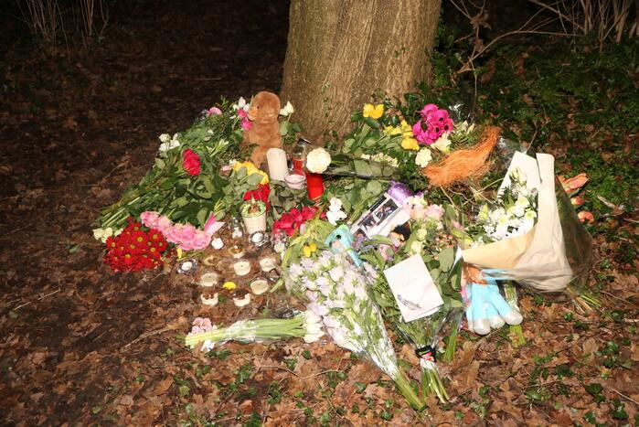 Bloemen en knuffels neergelegd voor overleden meisje