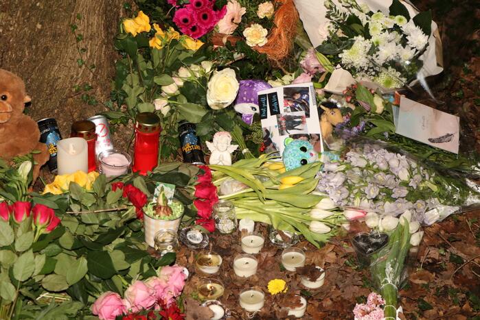 Bloemen en knuffels neergelegd voor overleden meisje