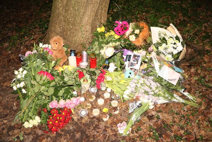 Bloemen en knuffels neergelegd voor overleden meisje