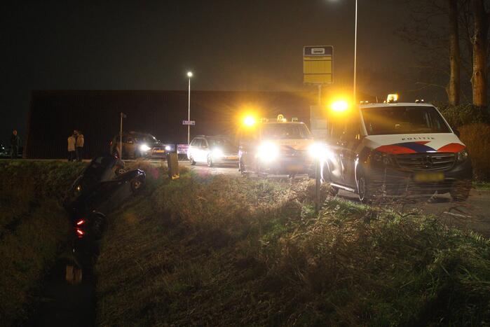 Twee auto's in de sloot na ongeval