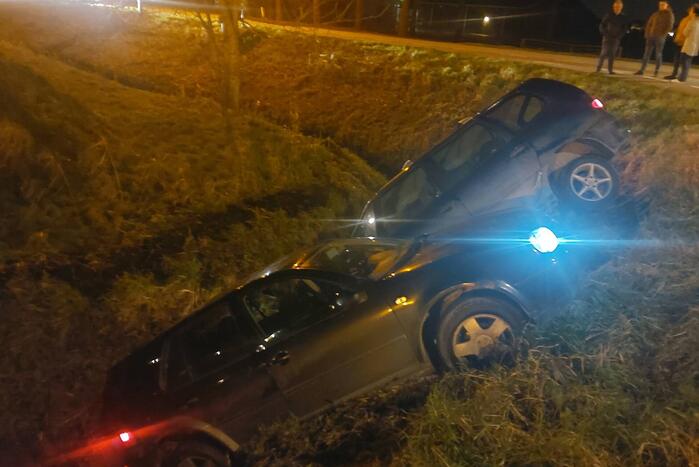 Twee auto's in de sloot na ongeval