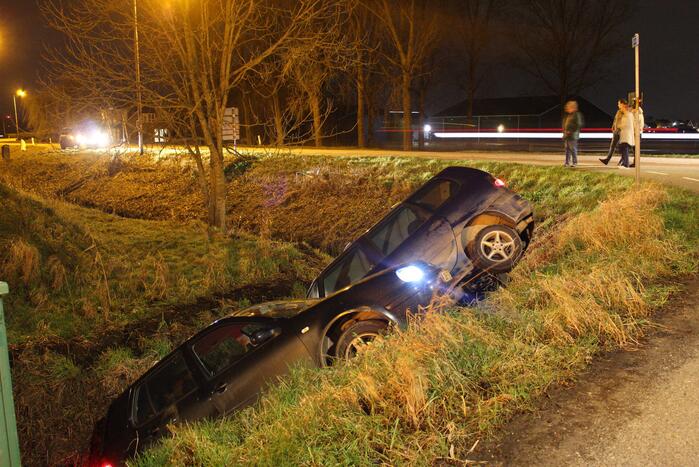 Twee auto's in de sloot na ongeval