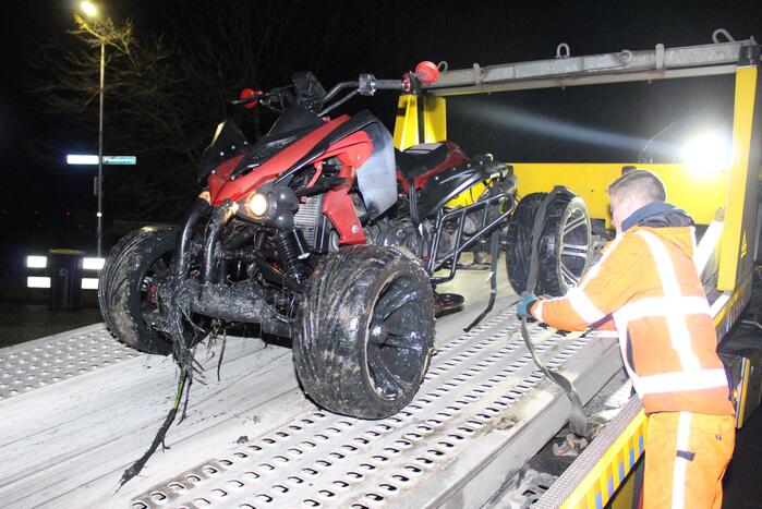 Quad rijdt door hekwerk en belandt in sloot