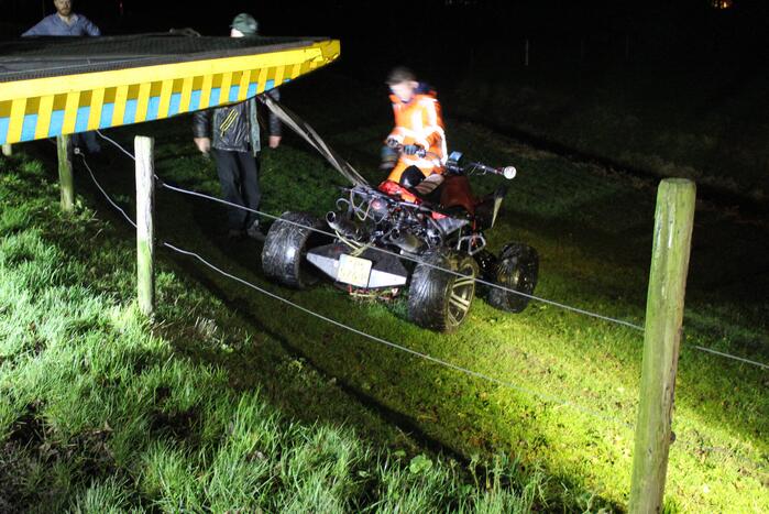 Quad rijdt door hekwerk en belandt in sloot