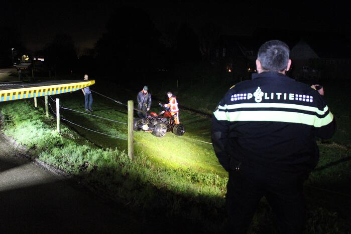 Quad rijdt door hekwerk en belandt in sloot
