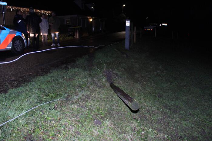 Quad rijdt door hekwerk en belandt in sloot