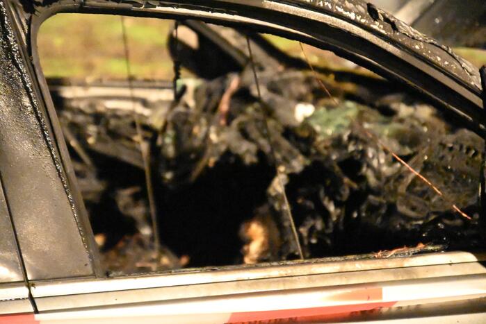 Geparkeerde auto verwoest door brand