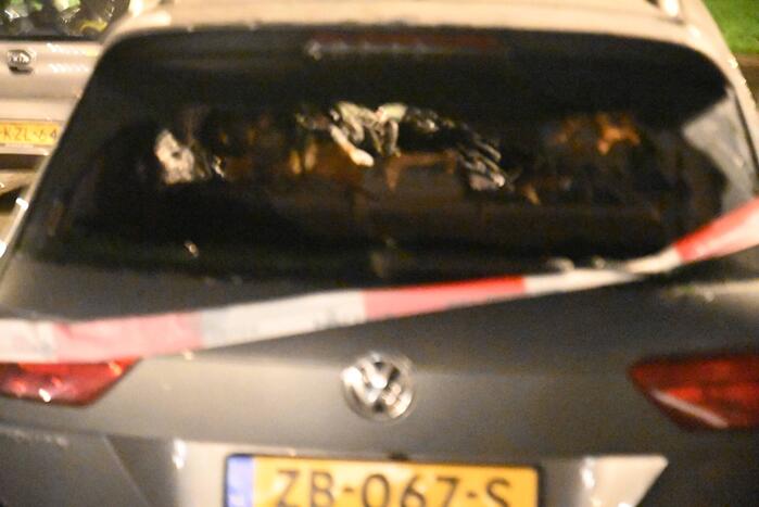 Geparkeerde auto verwoest door brand