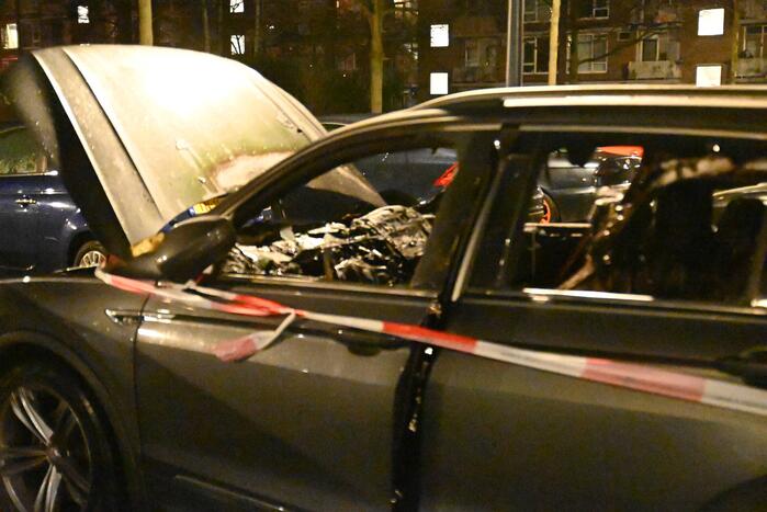 Geparkeerde auto verwoest door brand