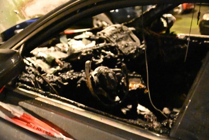 Geparkeerde auto verwoest door brand