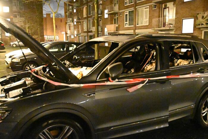Geparkeerde auto verwoest door brand