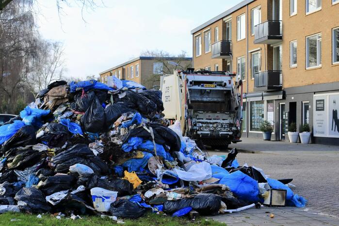 Vrachtwagen met restafval vat vlam