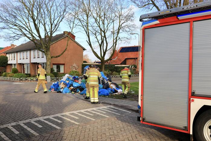Vrachtwagen met restafval vat vlam