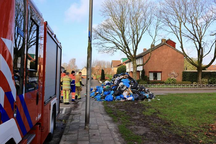 Vrachtwagen met restafval vat vlam