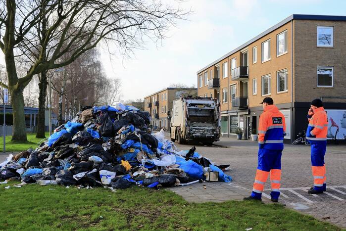 Vrachtwagen met restafval vat vlam