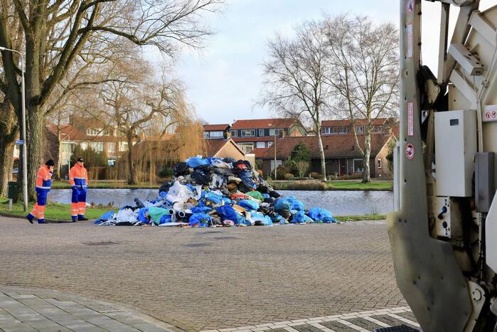 Vrachtwagen met restafval vat vlam