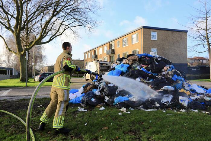Vrachtwagen met restafval vat vlam