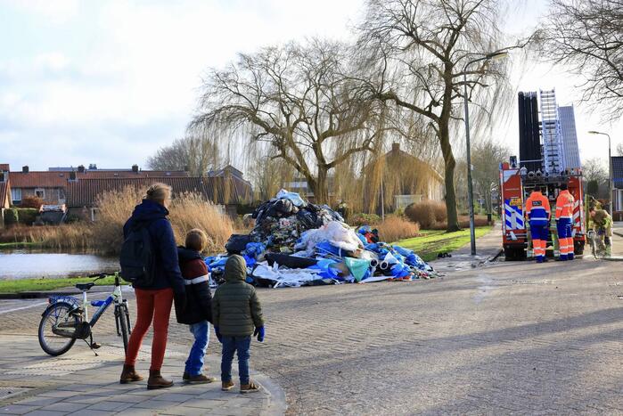 Vrachtwagen met restafval vat vlam
