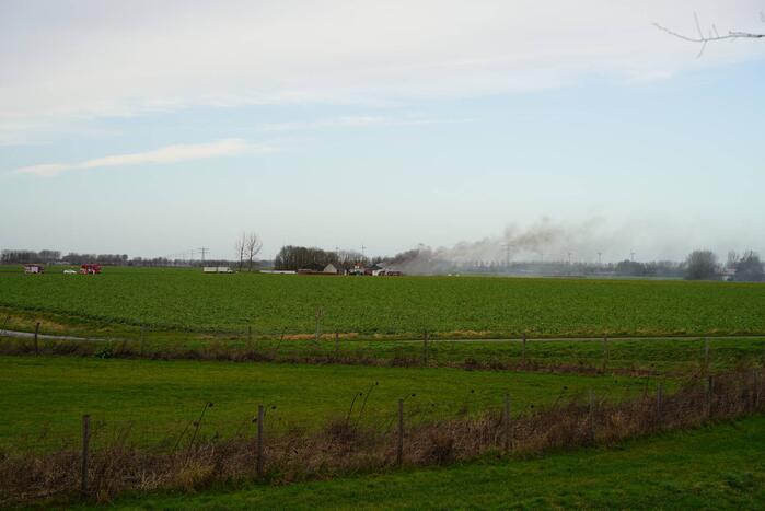 Grote uitslaande brand verwoest schuur
