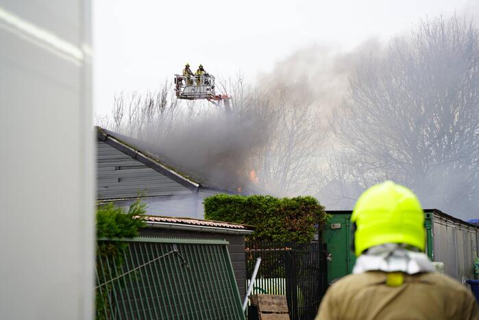 Grote uitslaande brand verwoest schuur