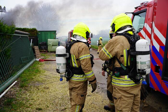 Grote uitslaande brand verwoest schuur