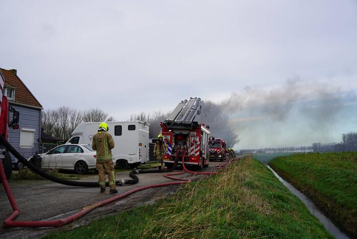 Grote uitslaande brand verwoest schuur
