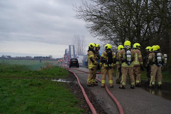 Grote uitslaande brand verwoest schuur