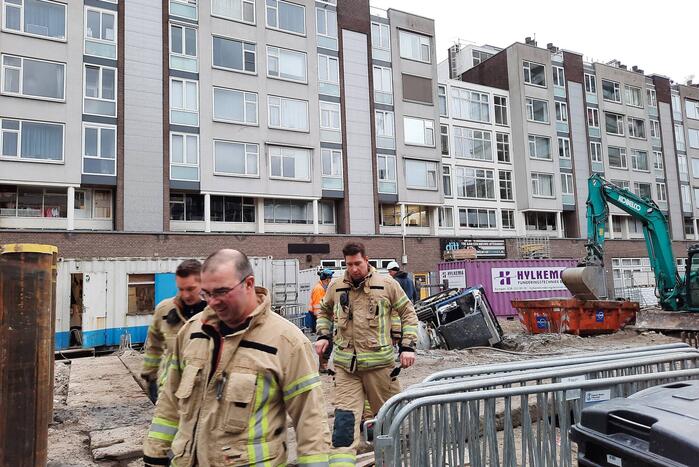 Bouwmachine valt in gat