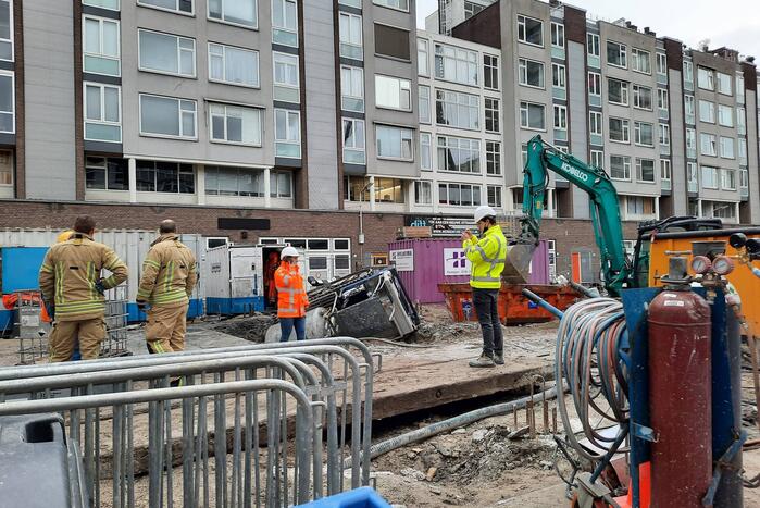 Bouwmachine valt in gat