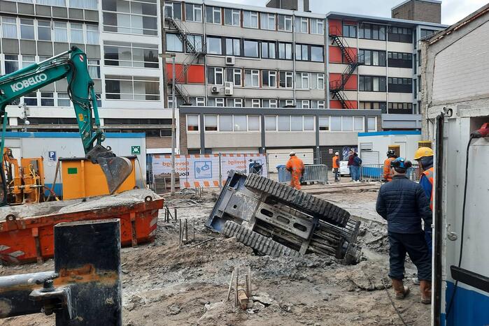 Bouwmachine valt in gat