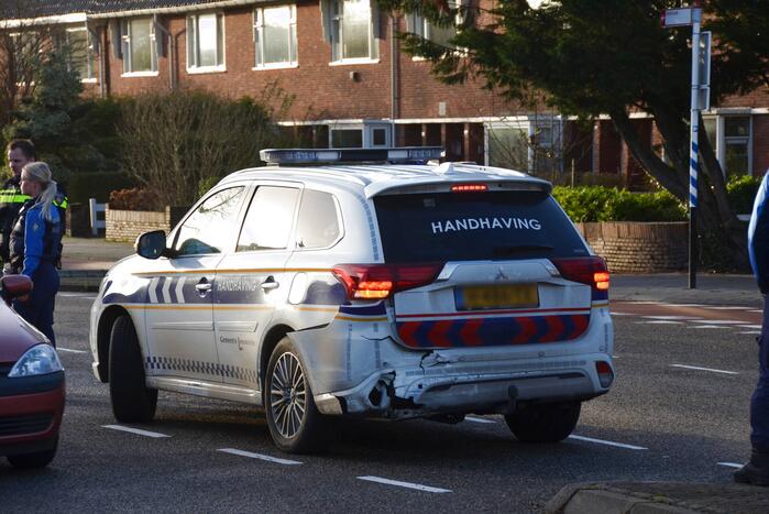 Auto van handhaving betrokken bij botsing