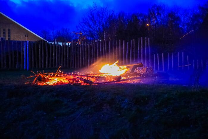 Stapel kerstbomen verwoest door brand