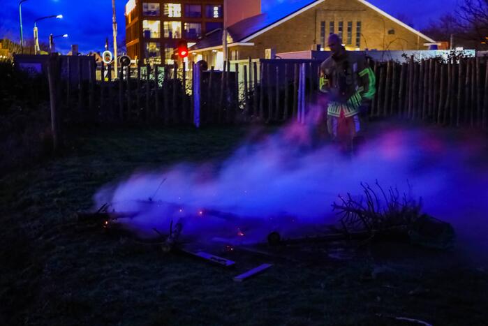 Stapel kerstbomen verwoest door brand