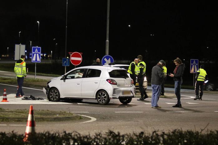 Botsing tussen twee auto's onderaan snelweg