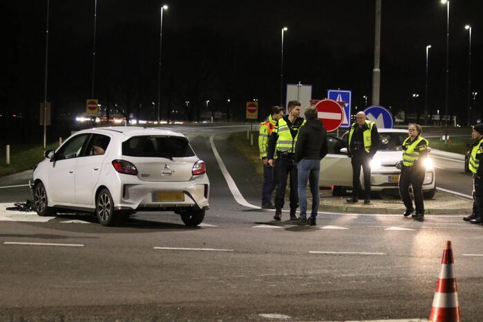 Botsing tussen twee auto's onderaan snelweg
