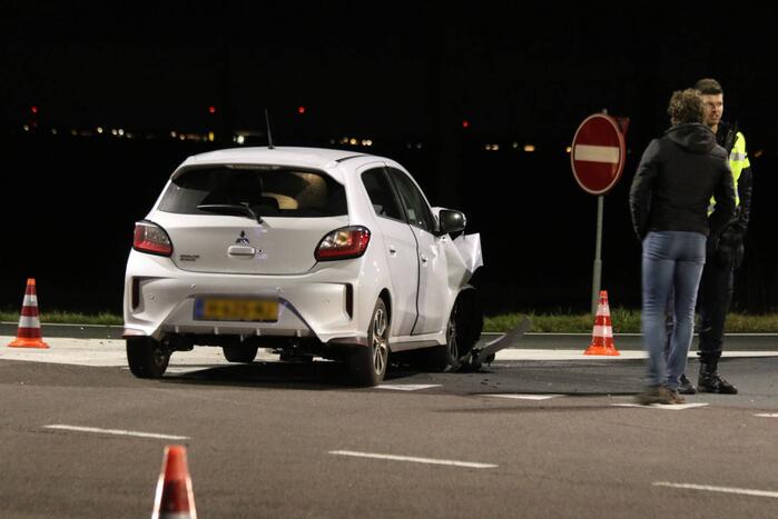 Botsing tussen twee auto's onderaan snelweg