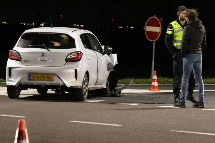 Botsing tussen twee auto's onderaan snelweg