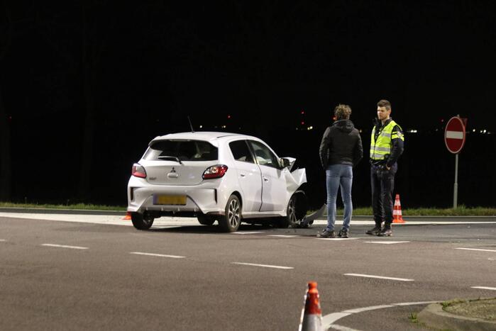 Botsing tussen twee auto's onderaan snelweg