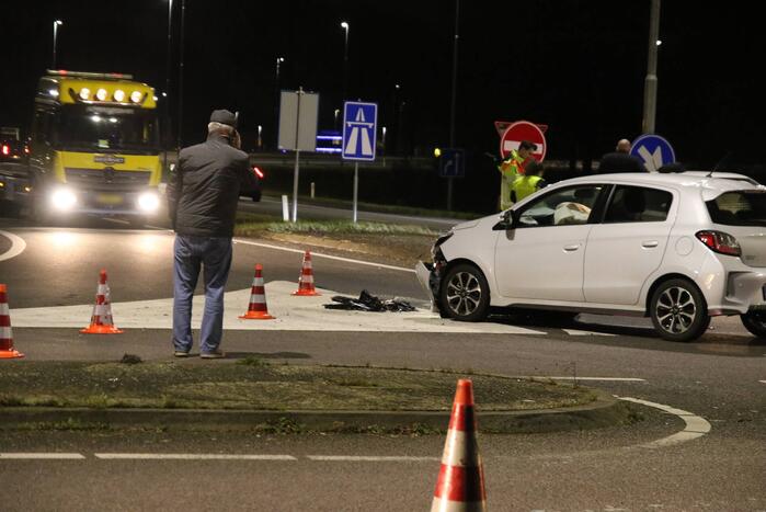 Botsing tussen twee auto's onderaan snelweg