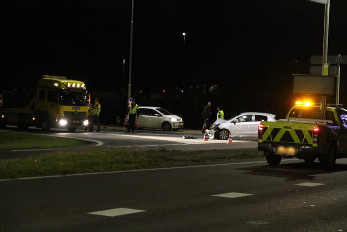 Botsing tussen twee auto's onderaan snelweg